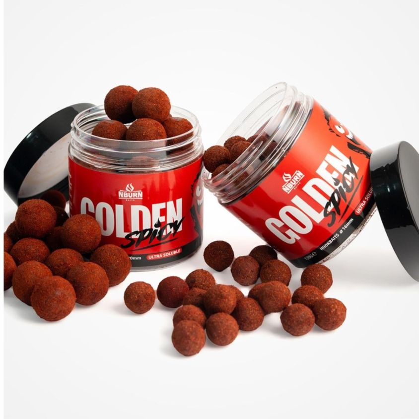 Два отворени буркана с протеинови топчета N BURN BAITS Golden Spicy hookbaits ultra soluble 16 и 20mm, разпръснати върху бял фон – DreamFishing.bg